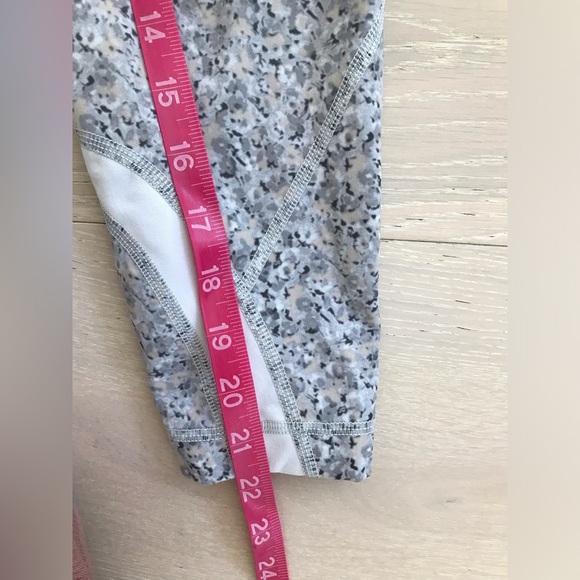 Lululemon run inspire crop 11 sz 6 - Picture 6 of 9